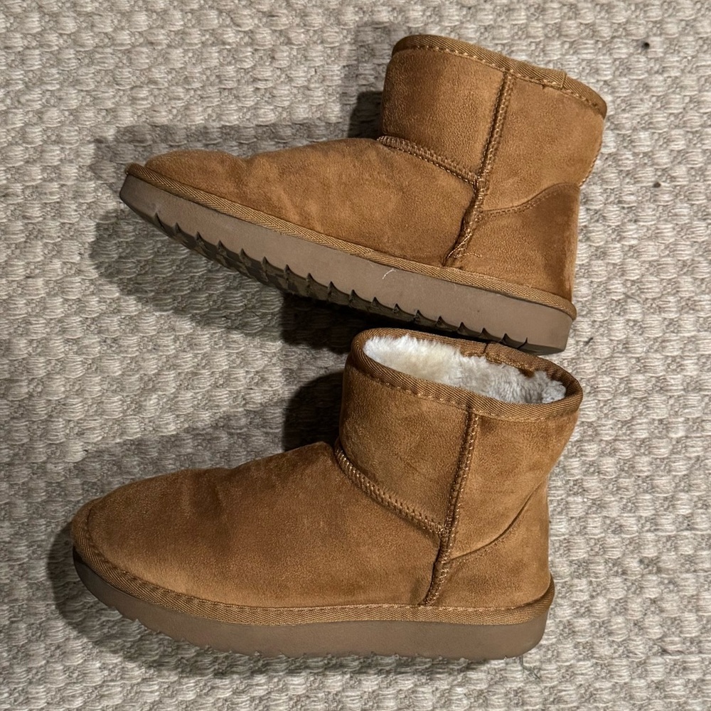 CUSHIONAIRE “Ugg” Boot